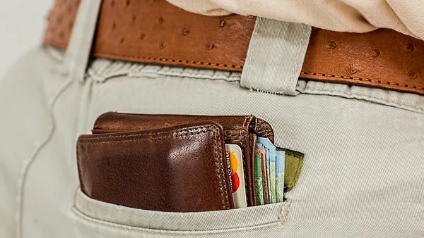 Carteira de couro com cartões de crédito premium em close-up