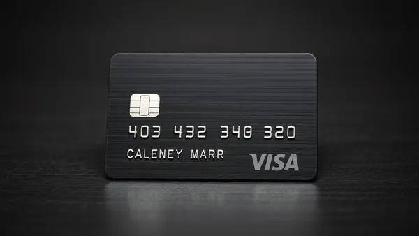 Cartão de crédito preto premium sobre superfície escura