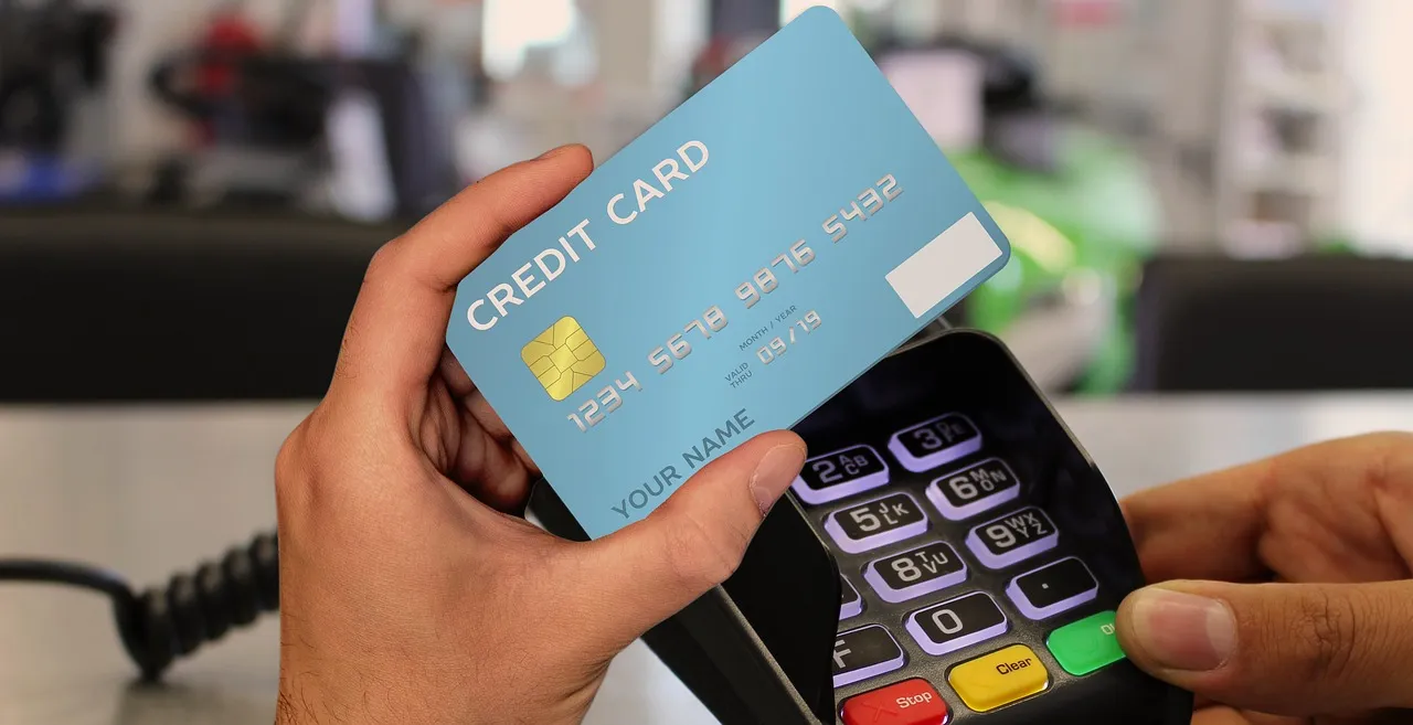 Cartão de crédito metálico premium sobre superfície escura