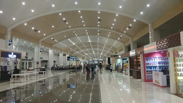 Vista externa do terminal do Aeroporto Hercílio Luz em Florianópolis ao entardecer