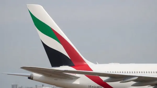 Cauda de Airbus A380 da Emirates em pátio de aeroporto