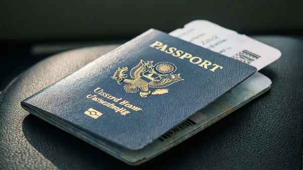 Cartão de embarque e passaporte sobre balcão de check-in
