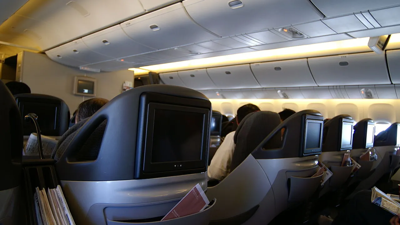 Cartão de fidelidade aérea de categoria premium sobre balcão de check-in de aeroporto