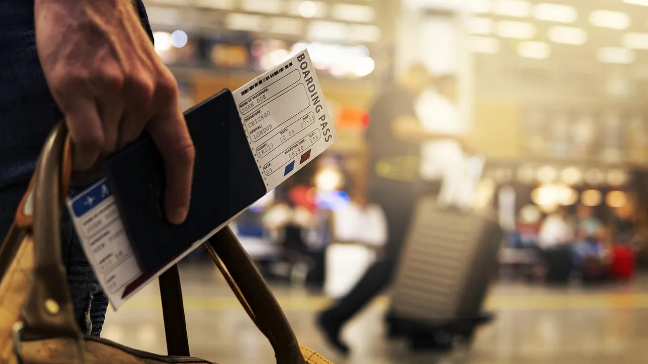 Cartão de embarque e passaporte sobre mesa de aeroporto, simbolizando programa de fidelidade aéreo