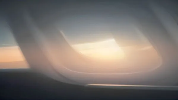 Cabine de classe executiva de avião com poltronas individuais ao amanhecer