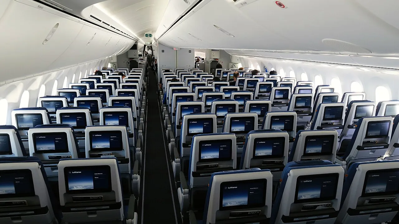 Cabine de avião em classe econômica com fileiras de poltronas