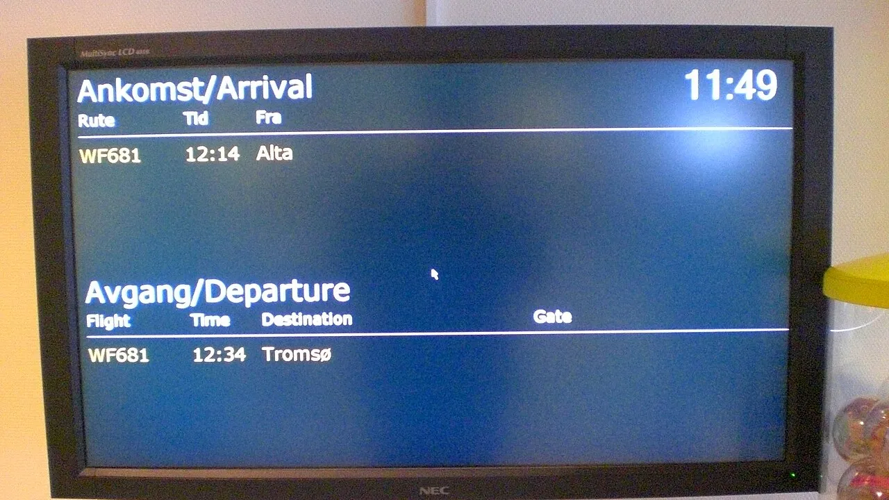 Painel de embarque em aeroporto com informações de voos