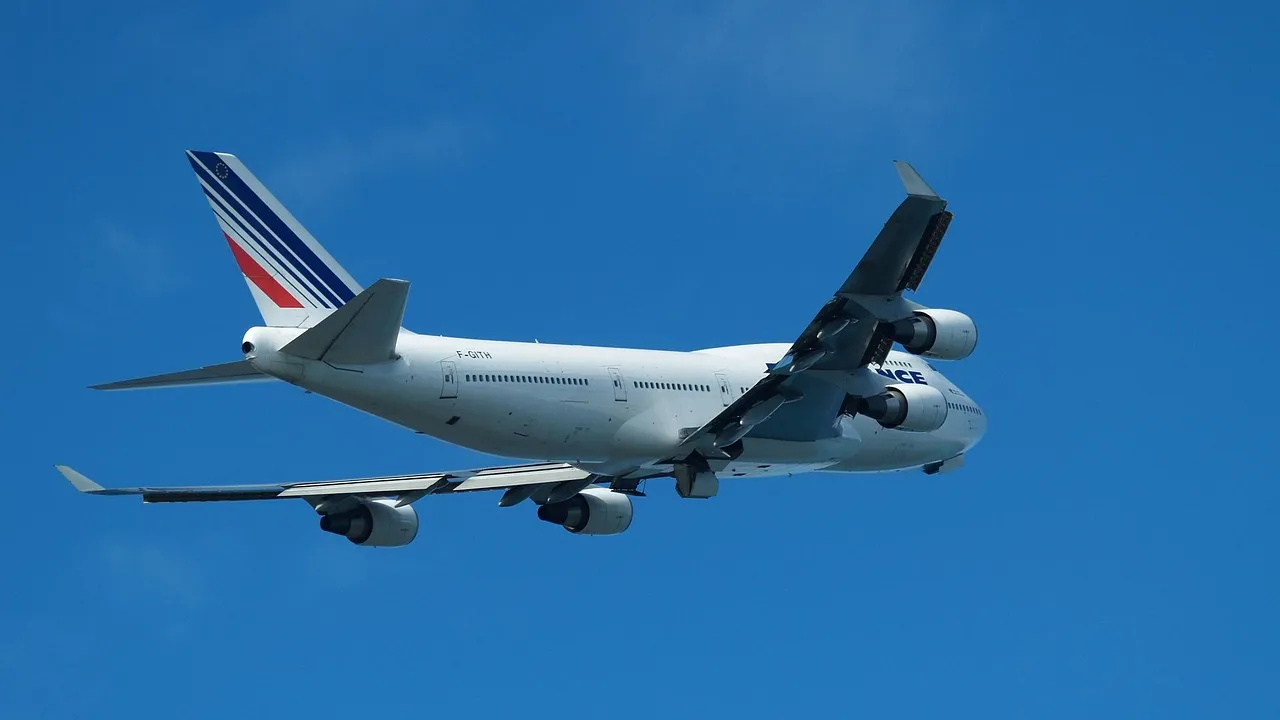 Boeing 747 de longo curso voando sobre céu azul ao entardecer