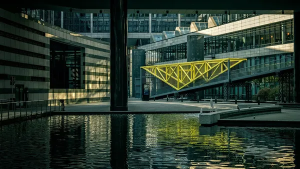 Fachada moderna de prédio de banco brasileiro com vidros refletindo o céu