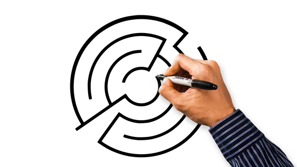 Tela de celular com app de programa de fidelidade e cartão de crédito sobre a mesa